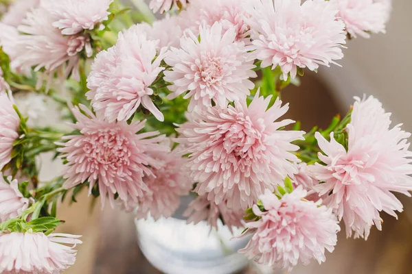 Piękne Jesienne Kwiaty Bliska Nowoczesnym Wazonie Rustykalnym Pokoju Różowe Astry — Zdjęcie stockowe