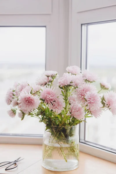 Прекрасні Осінні Квіти Ножиці Світлі Дерев Яного Підвіконня Рожеві Айстри — стокове фото