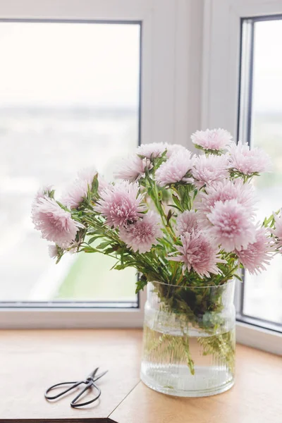 Hermosas Flores Otoño Tijeras Luz Alféizar Ventana Madera Flores Color — Foto de Stock