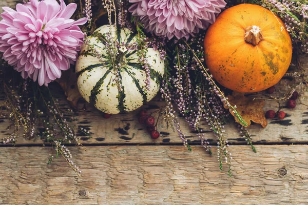 Happy Thanksgiving Flach Lag Stilvolle Kürbisse Herbstblätter Lila Dahlienblüten Heidekraut — Stockfoto