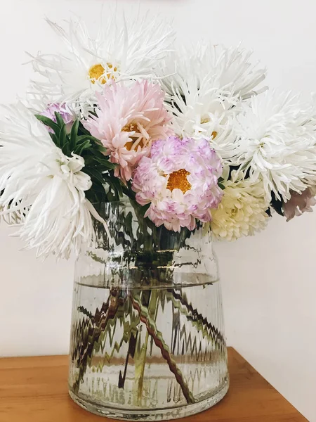 Piękne Jesienne Kwiaty Nowoczesnym Szklanym Wazonie Drewnianym Stole Astry Chryzantemy — Zdjęcie stockowe