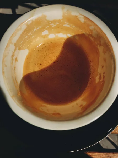 Vue Dessus Mousse Café Dans Une Tasse Vide Sous Lumière — Photo