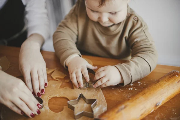 Aranyos Lány Anya Együtt Készítik Karácsonyi Sütiket Koszos Asztalon Közelről — Stock Fotó