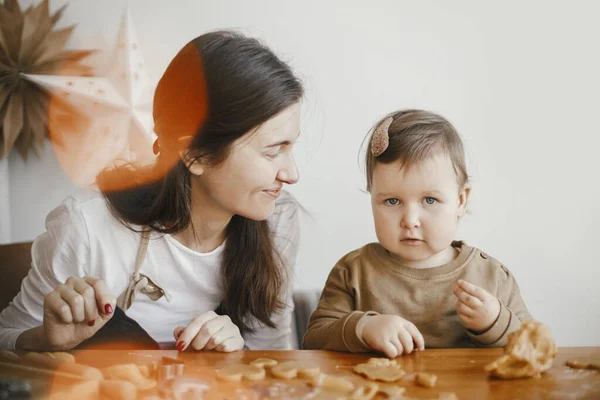 Filha Bebê Adorável Juntamente Com Mãe Fazendo Biscoitos Gengibre Mesa — Fotografia de Stock