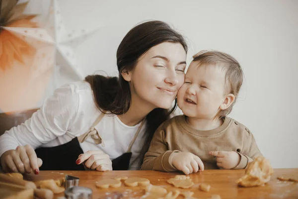 Adorável Feliz Filha Mãe Fazendo Juntos Biscoitos Natal Mesa Bagunçada — Fotografia de Stock