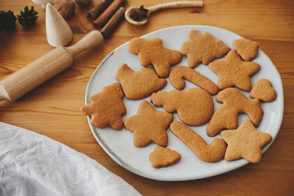 Leckere Frisch Gebackene Lebkuchen Auf Modernem Teller Auf Holztisch Mit — Stockfoto