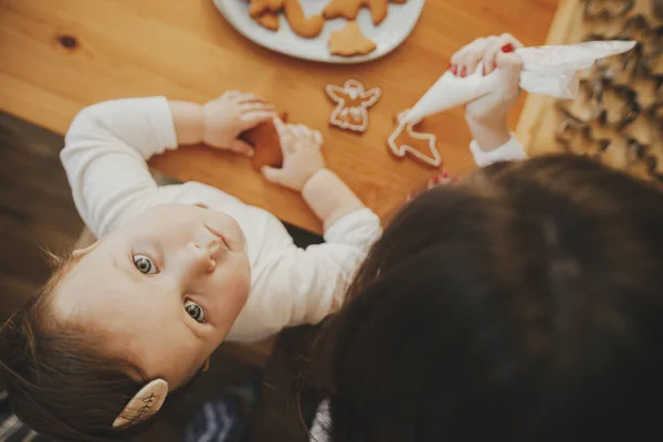 Aranyos Kislány Anya Díszítő Karácsonyi Mézeskalács Cookie Cukormázzal Asztalon Modern — Stock Fotó