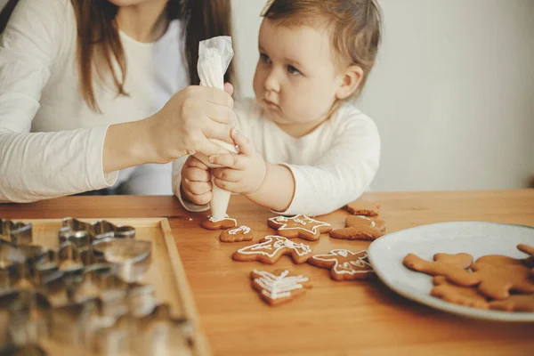 Aranyos Kislány Anya Díszítő Karácsonyi Mézeskalács Cookie Cukormázas Asztalon Közelről — Stock Fotó