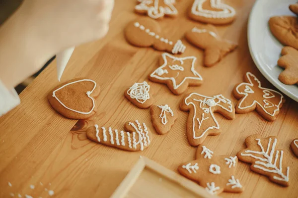 크리스마스 케이크 진저브레드 쿠키에 테이블에 아이싱을 크리스마스 쿠키에 설탕을 발라서 — 스톡 사진