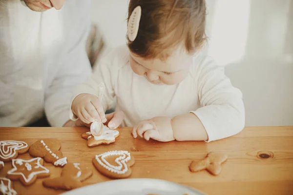 Aranyos Kislány Díszítő Karácsonyi Mézeskalács Cookie Cukormázas Asztalon Közelről Boldog — Stock Fotó