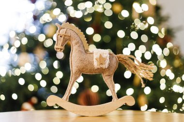 At Noel rustik oyuncağına karşı Noel ağacı şenlik ışıkları bokeh. Sembol 2026. Mutlu yıllar ve mutlu tatiller! - Evet. Metin için boşluk