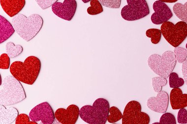 Zarif sevgililer günü kalpleri düz yatıyordu. Pembe ve kırmızı parıltılı kalpler pembe kağıt arka planda, aşk afişi. Mesaj için yeri olan Sevgililer Günü kartın kutlu olsun.