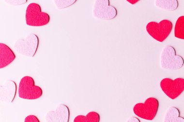 Zarif sevgililer günü kalpleri düz yatıyordu. Pembe ve kırmızı kalpler pembe kağıt arka planda, aşk afişi. Mesaj için yeri olan Sevgililer Günü kartın kutlu olsun.