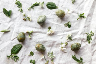 Paskalya düzlüğü. Paskalya yumurtaları, çiçekler ve çarşaf bezinde kiraz çiçekleri, yazı için yer. Atmosferik otantik Paskalya bayrağı. Sezon selamlaması