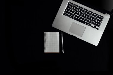 şık gümüş dizüstü