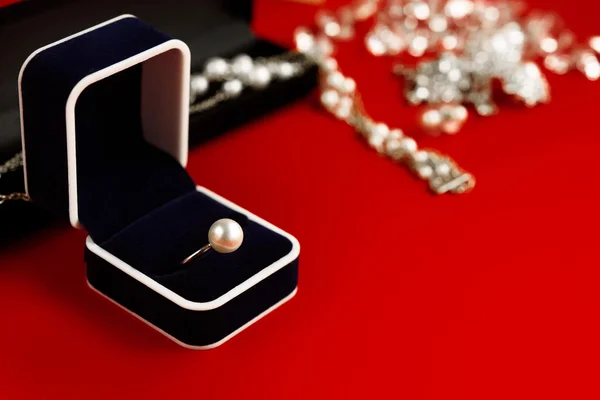 Gyűrűk luxus és elegáns nyaklánc — Stock Fotó