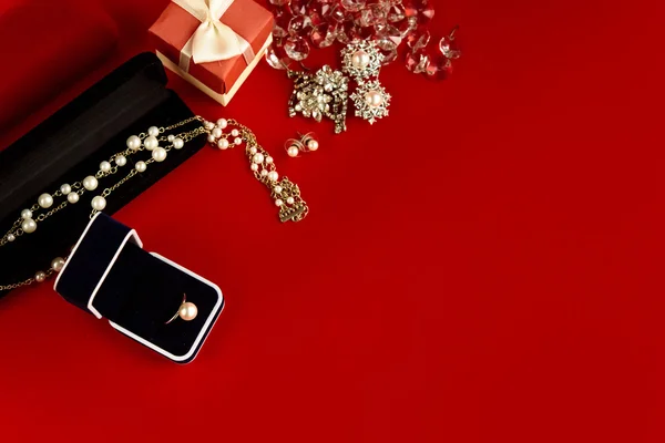 Gyűrűk luxus és elegáns nyaklánc — Stock Fotó