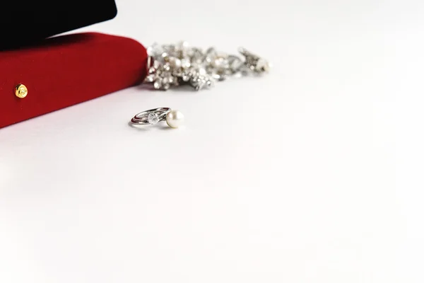 Роскошные кольца и стильное ожерелье — стоковое фото