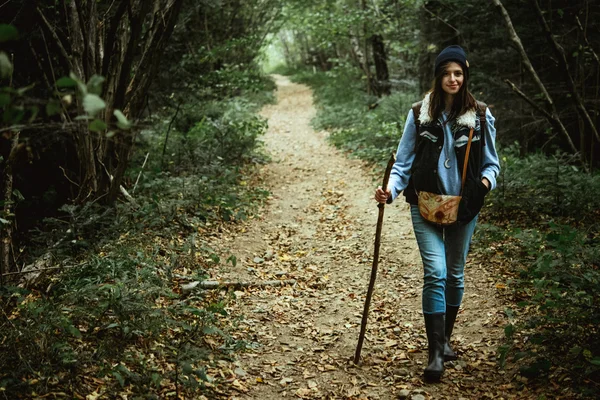 Chica viajera con estilo — Foto de Stock