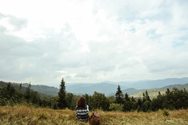 Chica viajera con estilo — Foto de Stock