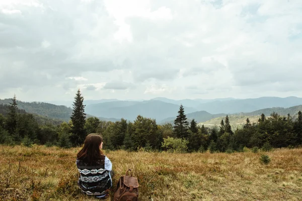 Elegante ragazza in viaggio — Foto Stock