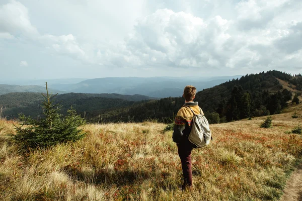 Elegante uomo viaggiatore — Foto Stock