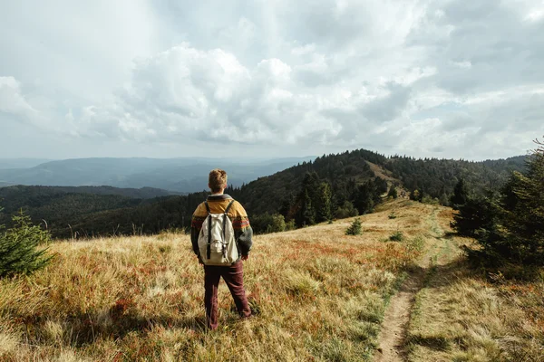 Elegante uomo viaggiatore — Foto Stock