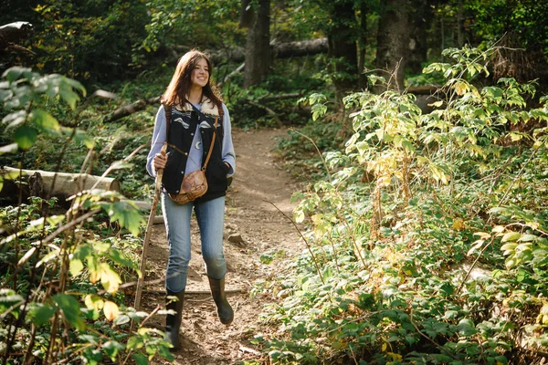 Chica viajera con estilo —  Fotos de Stock