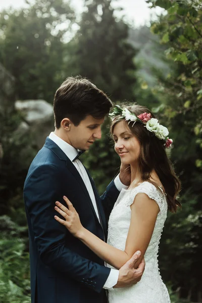 Novia con corona de flores y novio con estilo —  Fotos de Stock