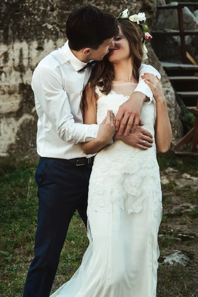 Novio abrazando elegante novia —  Fotos de Stock