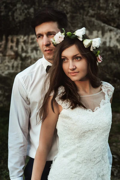 Bräutigam umarmt stilvolle Braut — Stockfoto