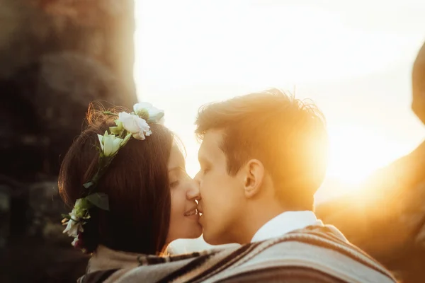 Feliz casal beijando — Fotografia de Stock