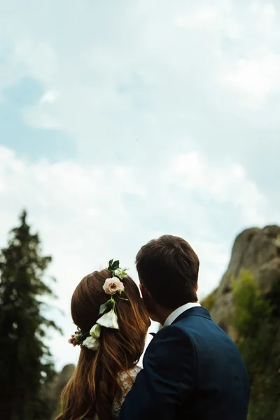 Braut und eleganter Bräutigam — Stockfoto