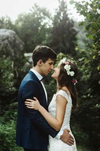 Virág Koszorú és elegáns vőlegény menyasszony — Stock Fotó
