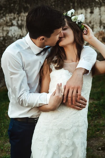 Novio abrazando elegante novia — Foto de Stock