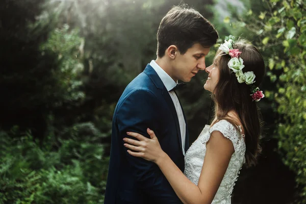Bruid met bloem krans en stijlvolle bruidegom — Stockfoto