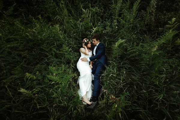 Happy bride and stylish groom — Stock Photo, Image