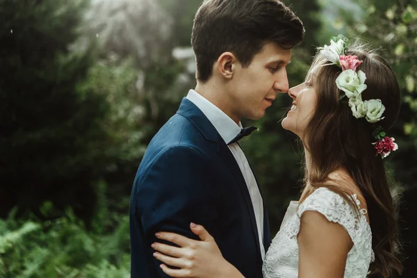 Nevěsta s stylový ženicha a květinový věnec — Stock fotografie