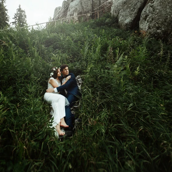 Sposa felice e sposo elegante — Foto Stock