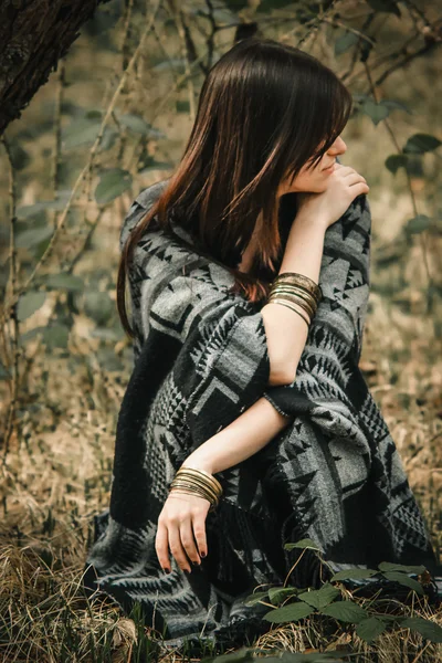 Stilvolles Mädchen in ethnischer Kleidung — Stockfoto