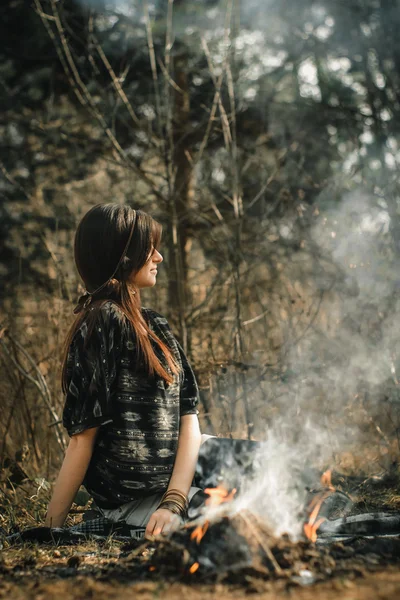 Fille élégante en vêtements ethniques — Photo