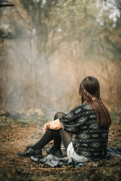 Fille élégante en vêtements ethniques — Photo