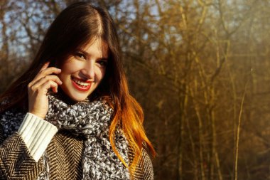 Esmer kız telefonda konuşuyor