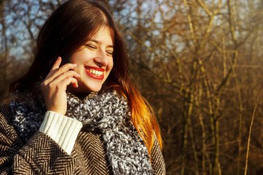 Esmer kız telefonda konuşuyor