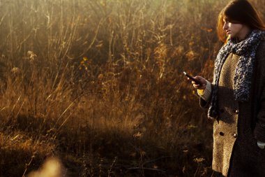 Esmer kız smartphone vasıl arıyorsunuz