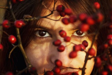 Güzel esmer kız ve kırmızı meyveler