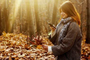 Esmer kız smartphone vasıl arıyorsunuz