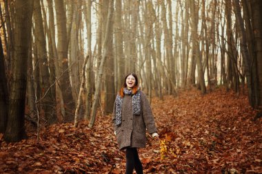 Güzel mutlu esmer kız