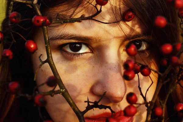 Чудова брюнетка дівчина і червоні ягоди — стокове фото
