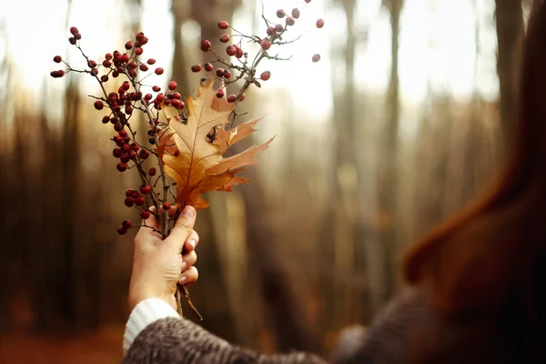 Ragazza che tiene bouquet incredibile — Foto Stock